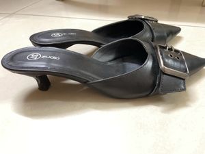 ZUDIO KITTEN HEELS