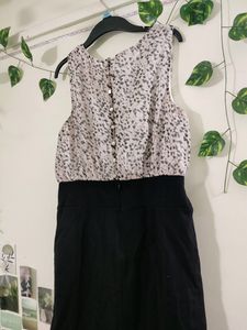 Stylish One-piece White And Black Sleeveless