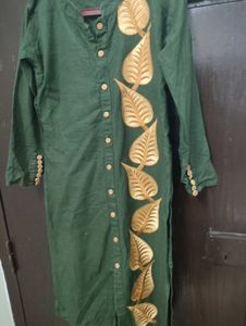 Elegant Green Kurta with buttons and leaf