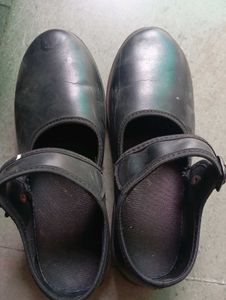 SCHOOL SHOES SIZE 8 FEMALE