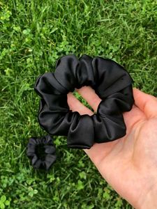 Satin Scrunchies Black 🖤 (Pack Of 1)