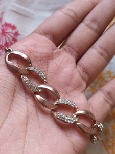 Copper coloured chain..slightly rusted