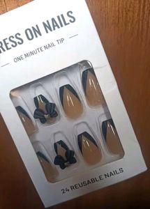 Elegant Beige &amp; Black Nail Set