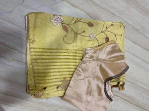 &#34;Sunehri Phool: A Blend of Tradition and Elegance&#34;