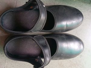 SCHOOL SHOES SIZE 8 FEMALE