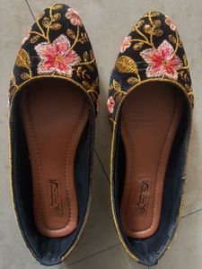 Floral Embroidered Velvet Juttis
