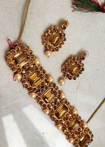 The Beautiful Women Choker With Earrings...