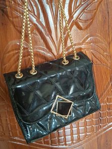 Chic Black Quilted Shoulder Bag 💚