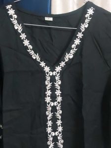 Embroidered Black Tunic Top🌺💗