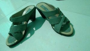 olive green heels 🫒
