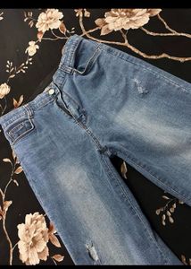 Lightly Washed Distressed Blue Jeans!!😍