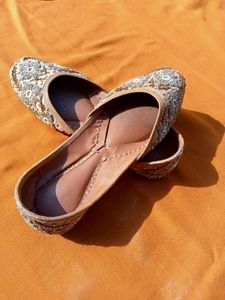 Embroidered Stone  Juttis