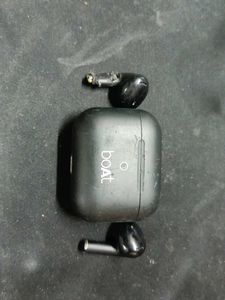 Used Boat Airdopes - Black One Of Airpod Is Broken