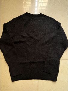 Uniqlo Black Crewneck Sweater