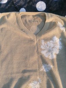 Wollen Top With Cute Flower Detailing