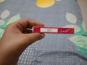 Myglamm Lipstick. Shade- Cupcakey