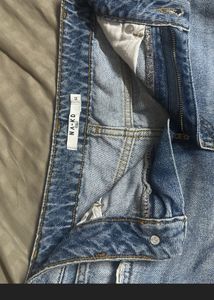 RIPPED JEANS