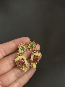 Pretty Golden Earrings With Stones Hanging