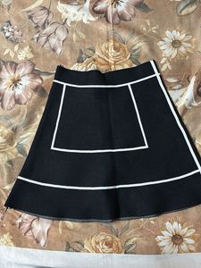 ⭕️B3G1⭕️ + 30 % Off On Combo❗️B&W Mini Skirt