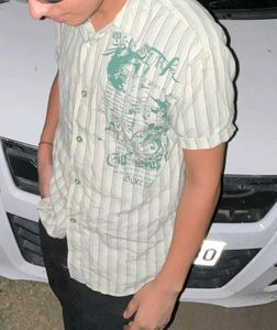 mai ek half tshirt bech raha hu