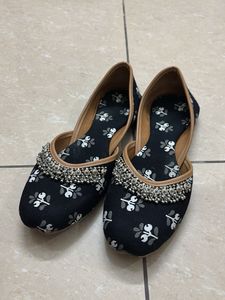 Rajasthani Floral Juttis