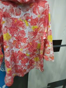 Shirt for women with red and yellow flowers design