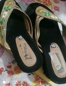 Embroidered Women&#39;s Sandals