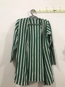 Green & white lining outer / shrug  💚
