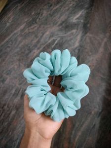 FLUFFY SCRUNCHIE +1 FREE SCRUNCHIEe😍