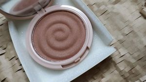 Combo Of Myglamm Blush And Highlighter: MyGlamm K.Play Flavoured Blush - Sweet Peach : MyGlamm K.Play Flavoured Highlighter - Ripe Melon + Myglamm Super Serum Foundation Shade 103W Creme