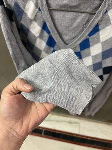 GUESS V-Neck Sweater