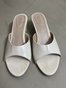 Elegant Cream Coloured Block Heel Mules 🩵