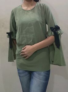 Top With Cute Bow And Loose Sleeves