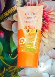 Gwen Look Apricot Scrub