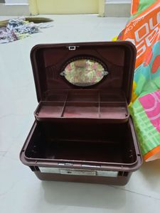 Make Up Items Box