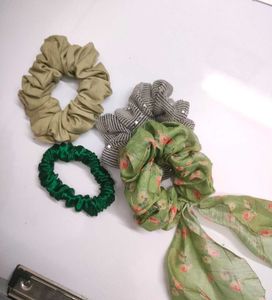 4 Scrunchies At 99/-🎉🎉
