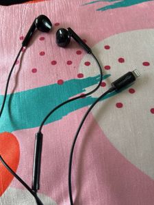 COMBO— Wired Earbuds + LightiningToAux Cable