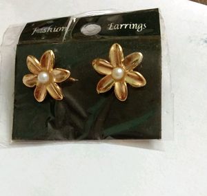 🎉🎀Petite 🎁 Brand New🌺 Flower Earrings,  Studs