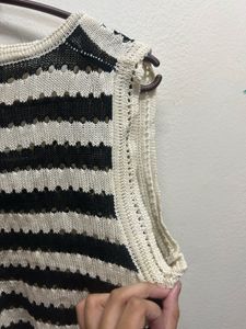black and white sleeveless knit top s - m