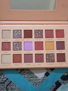 Huda Beauty Eye Shadow Pallete