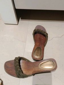 Wooden sandal With Green Velvet design