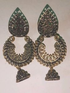 4 sets of earings, A braislate , 2 stone bangles