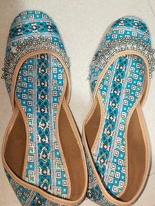 Teal Patterned Juttis
