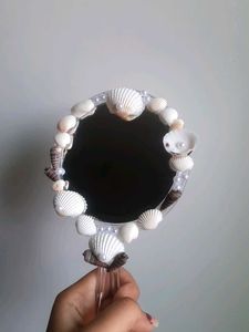 FREE HAIRCLIPS WITH SEASHELL MIRROR