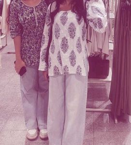 H&M Light-Wash High-Waist Jeans – EUR 34 (US 2)