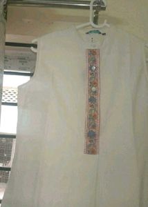 Women&#39;s Ajio White Sleeveless Kurti
