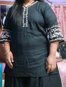 Mahira&#39;s Black Embroidered Kurti