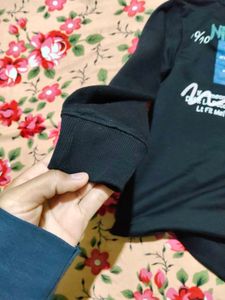 Stylish Black Sweatshirt