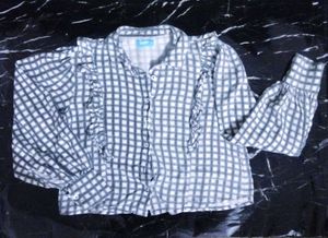 An Crop shirt. It&#39;s Colour Is Dull Grey