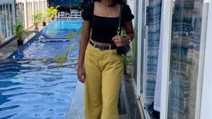 Chic Black Puff Sleeve Top